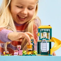 Lego® Bluey 11201: Blueyn ja Katin hupihetket leikkikentällä